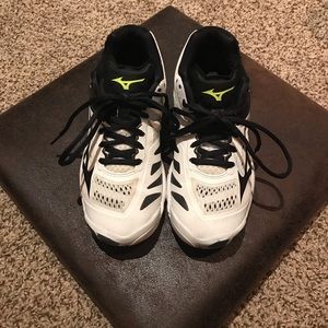 White Mizuno volleyball shoes 8